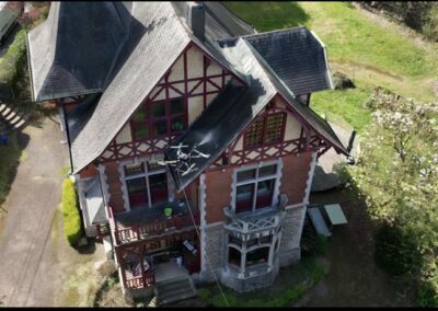 Nettoyage de toiture fragile par drone : une approche douce et efficace