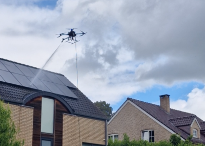 Nettoyage de panneaux solaires par drone à La Louvière : 18 panneaux nettoyés en seulement 20 minutes de vol