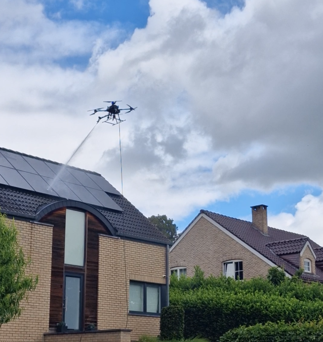 Nettoyage de panneaux solaires par drone à La Louvière : 18 panneaux nettoyés en seulement 20 minutes de vol