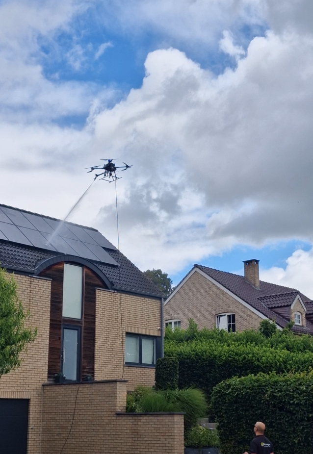 Nettoyage de panneaux solaires par drone à La Louvière Nettoyage de panneaux solaires par drone à La Louvière