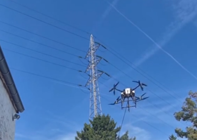 Nettoyage de panneaux solaires par drone dans la région de Courcelles