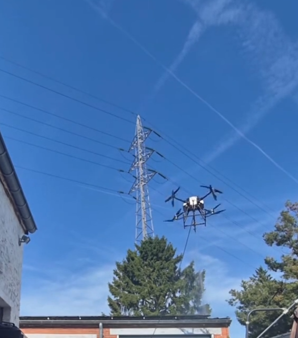 Nettoyage de panneaux solaires par drone dans la région de Courcelles