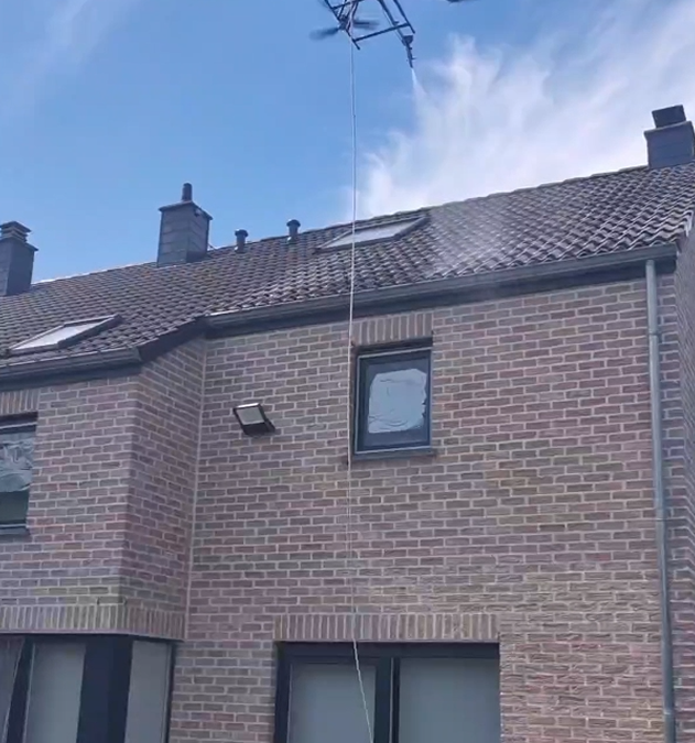 Démoussage de toiture par drone à Ciney : une méthode écologique et respectueuse de votre toiture