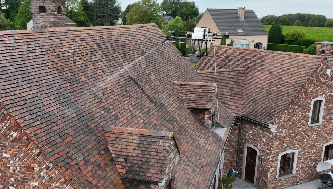 Démoussage de toiture par drone à Aiseau-Presles : une solution écologique et sécurisée