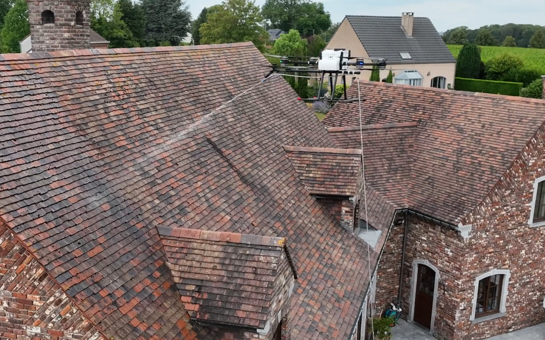 Démoussage de toiture par drone à Aiseau-Presles : une solution écologique et sécurisée