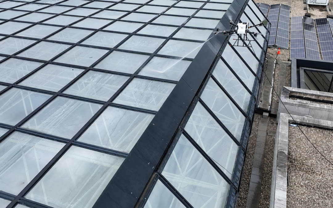 Nettoyage de vitres par drone sur un bâtiment professionnel difficile d&rsquo;accès