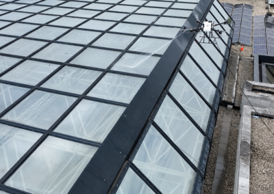 Nettoyage de vitres par drone sur un bâtiment professionnel difficile d&rsquo;accès