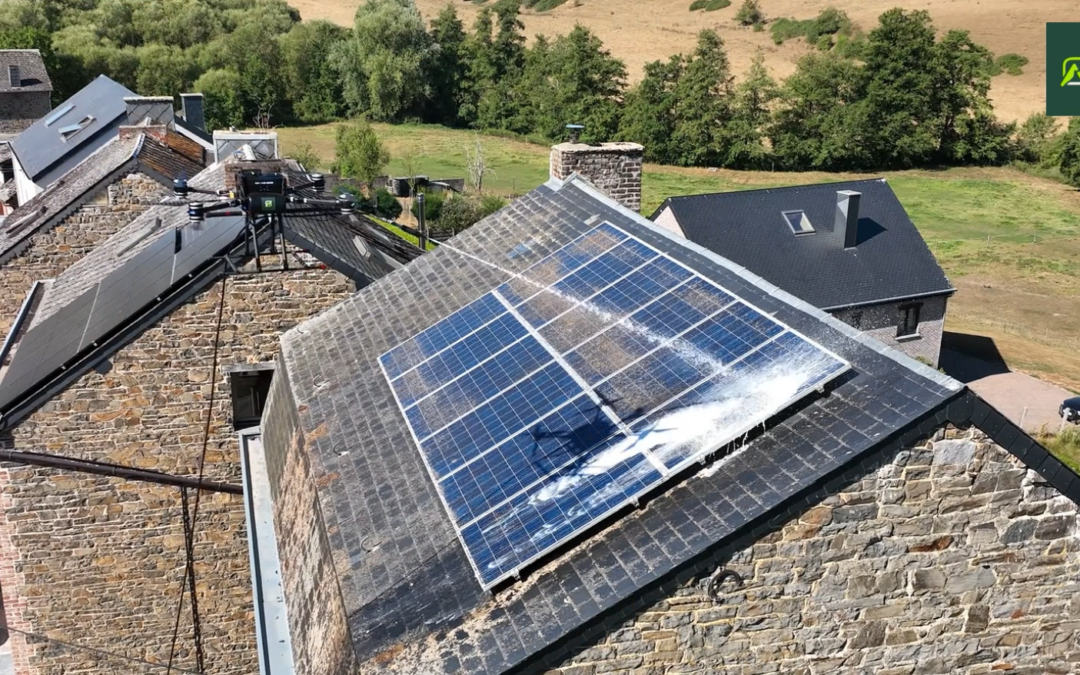 Embarquez avec Neosys et découvrez le nettoyage de panneaux solaires par drone à Ciney en région Namuroise