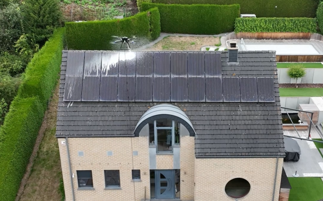 Nettoyage de panneaux solaires par drone dans la région de La Louvière ☀️🚁