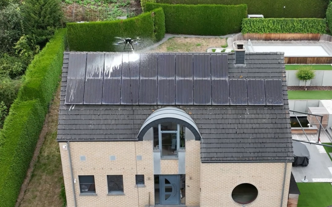 Nettoyage de panneaux solaires par drone dans la région de La Louvière ☀️🚁