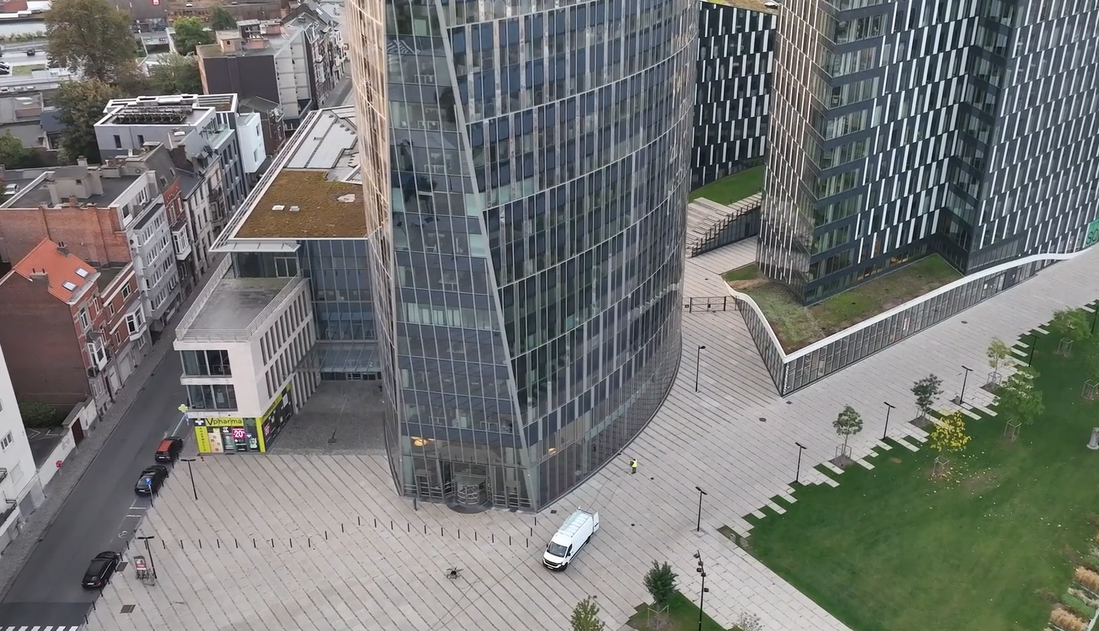 Nettoyage par drone professionnel : Neosys intervient à la Tour des Finances de Liège