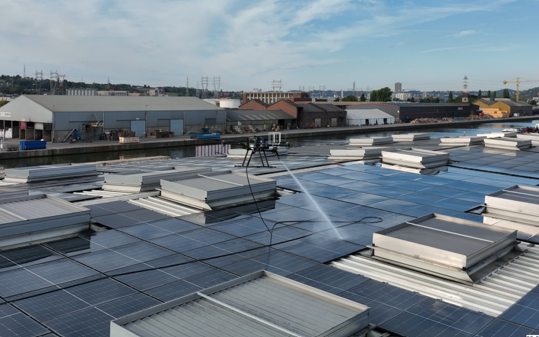 Nettoyage de panneaux solaires par drone sur site industriel : 1 200 panneaux nettoyés chez Revatech à Liège