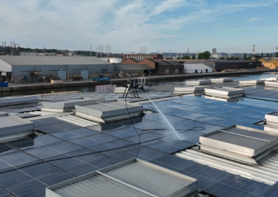 Nettoyage de panneaux solaires par drone sur site industriel : 1 200 panneaux nettoyés chez Revatech à Liège