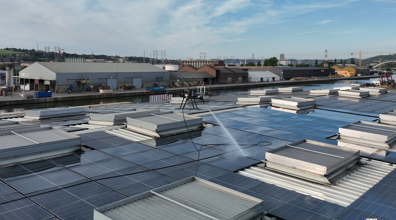 Nettoyage de panneaux solaires par drone sur site industriel